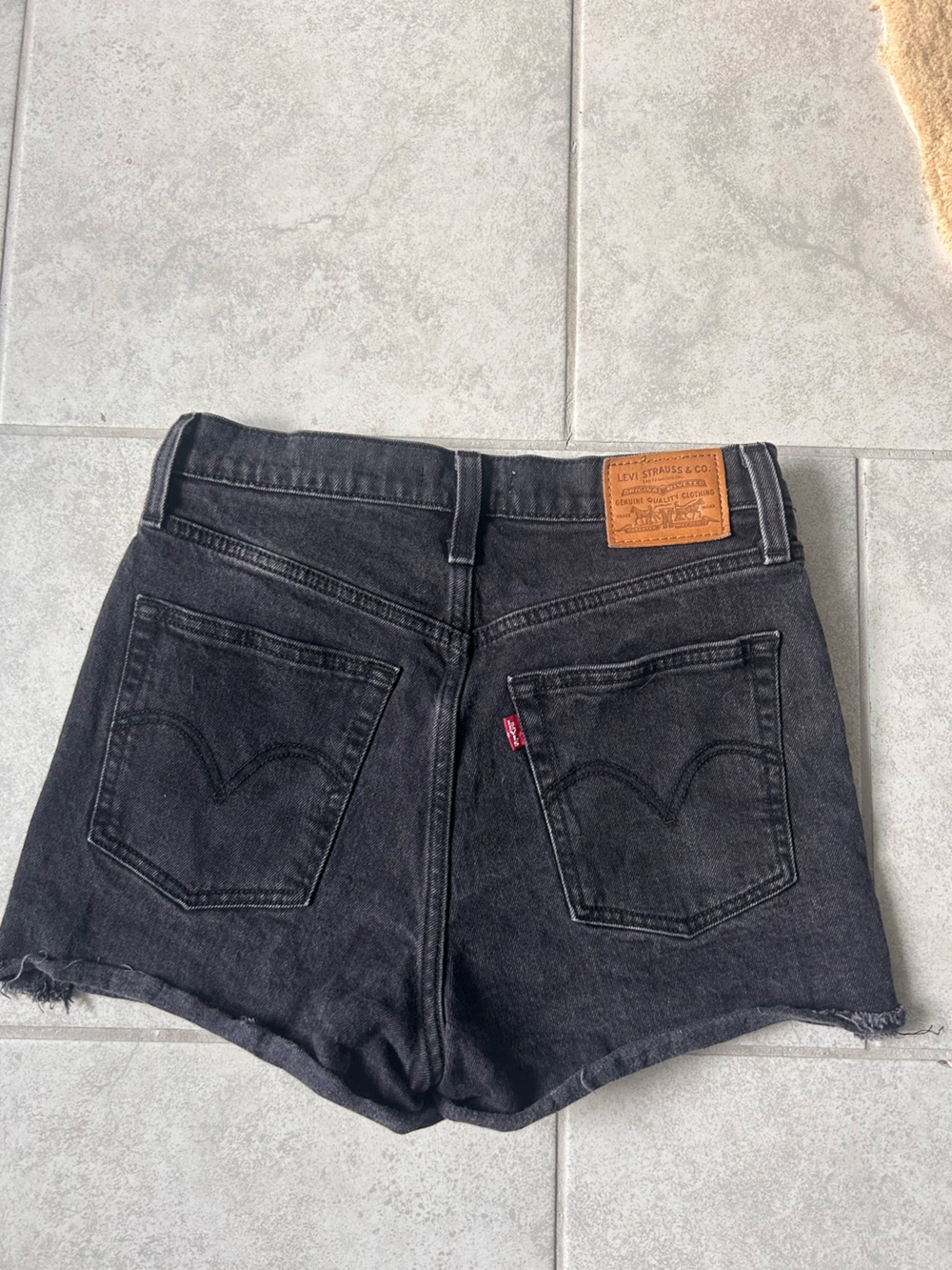 Levi women’s rib cage high waisted shorts 28”